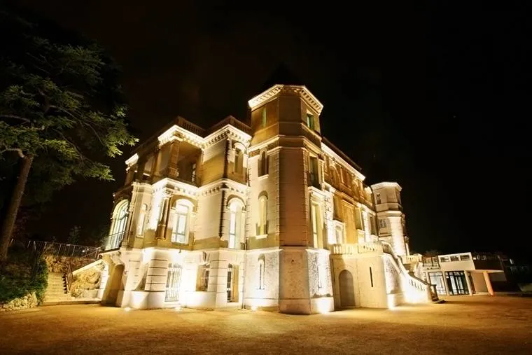 Chateau de la buzine nuit 